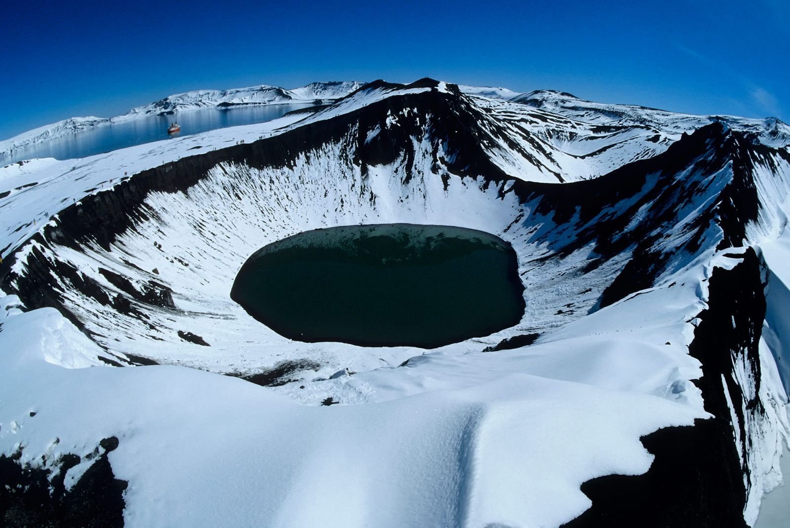 Cráter volcánico nevado en Isla Decepción