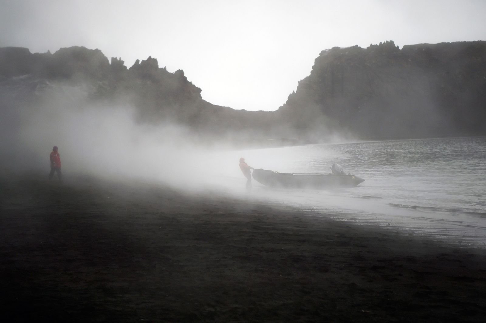 Desembarco en zódiac entre niebla y fumarolas